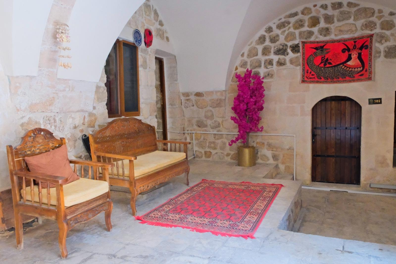 Taş konak avlusu