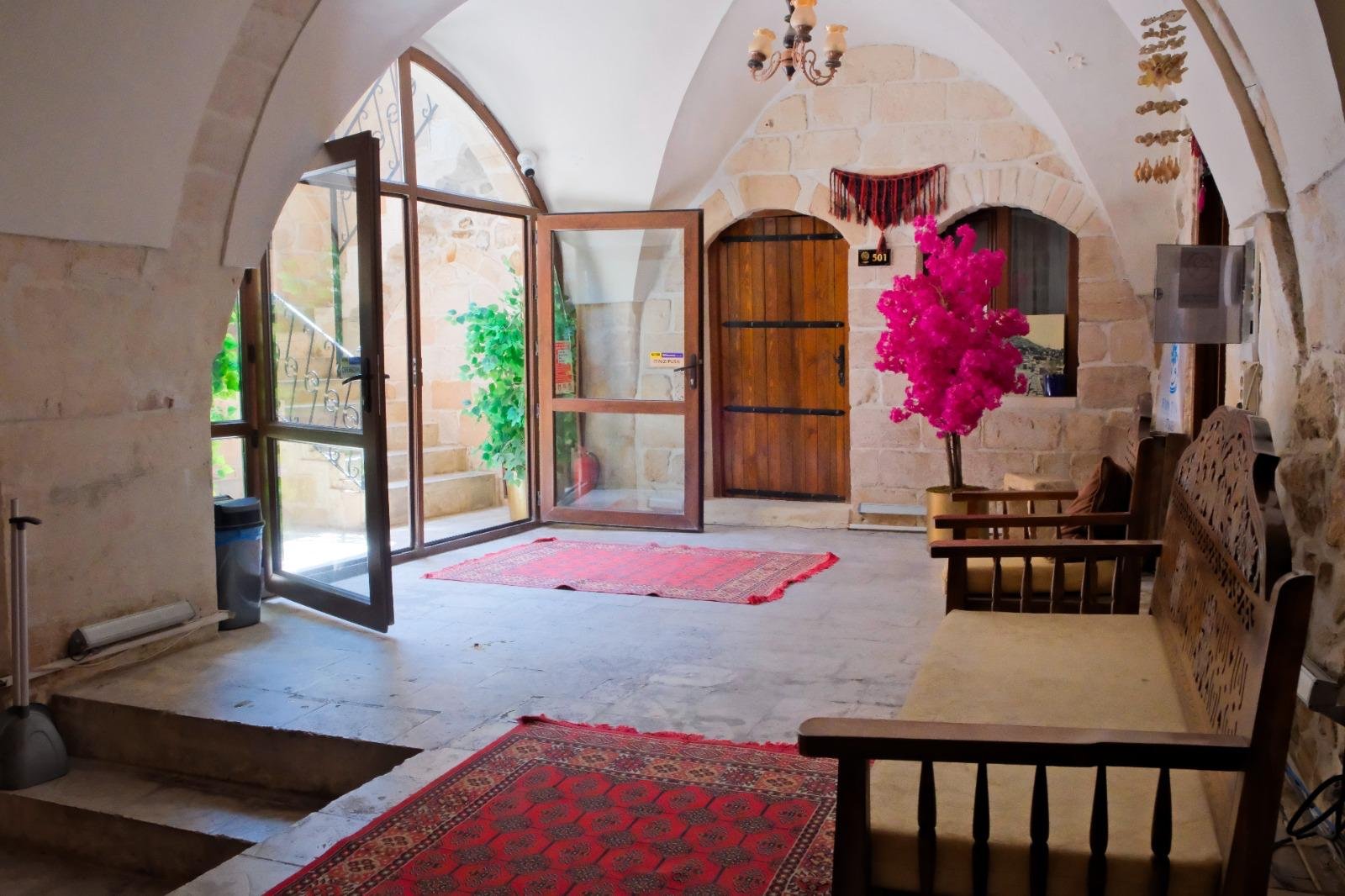 Mardin taş mimarisine sahip butik otel avlusu