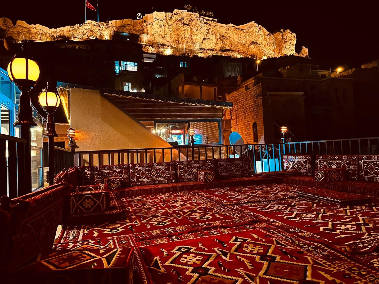 Mardin Kalesi ve şehir ışıkları manzarası