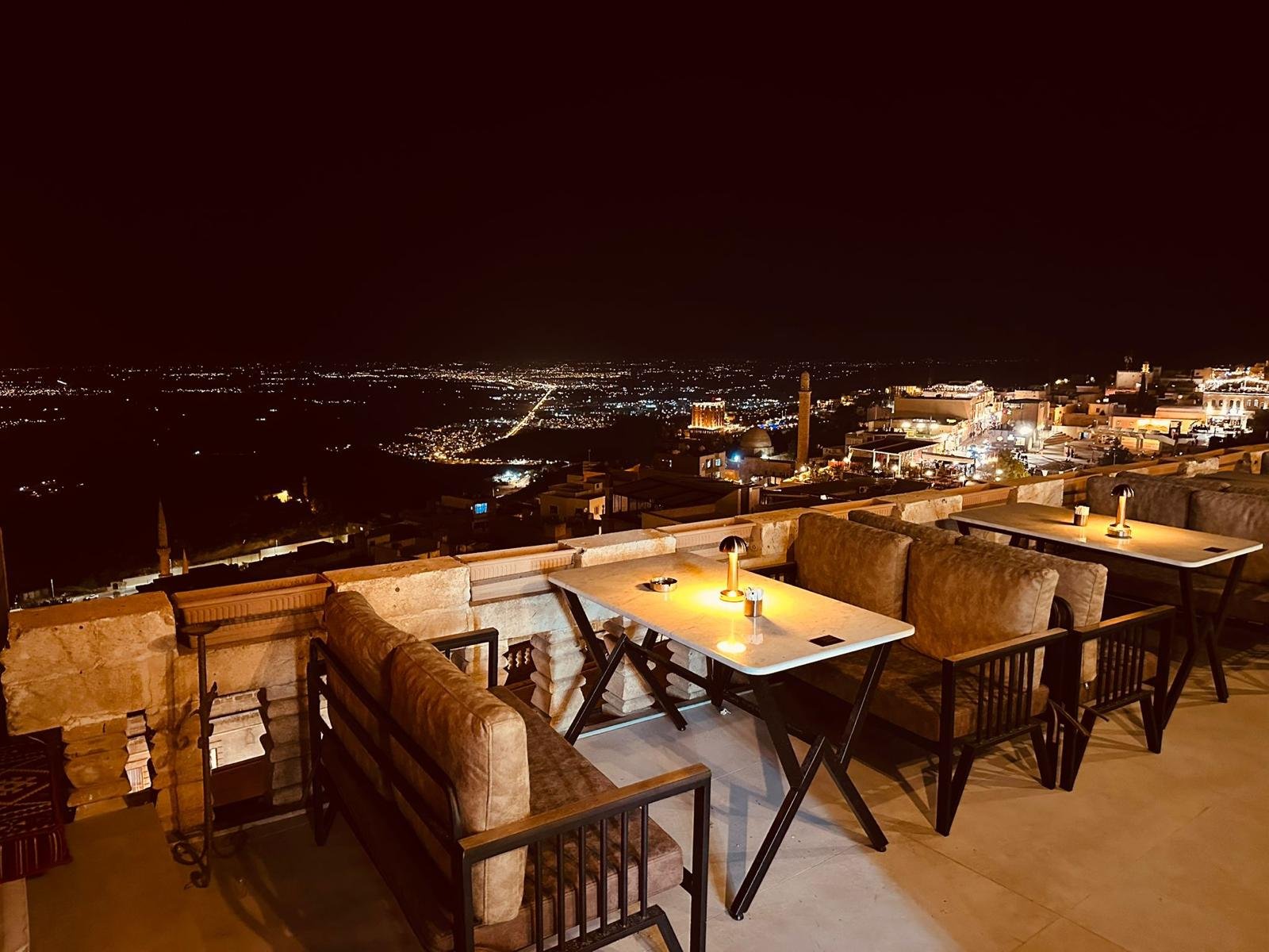Mardin gece manzarasına açılan butik otel terası
